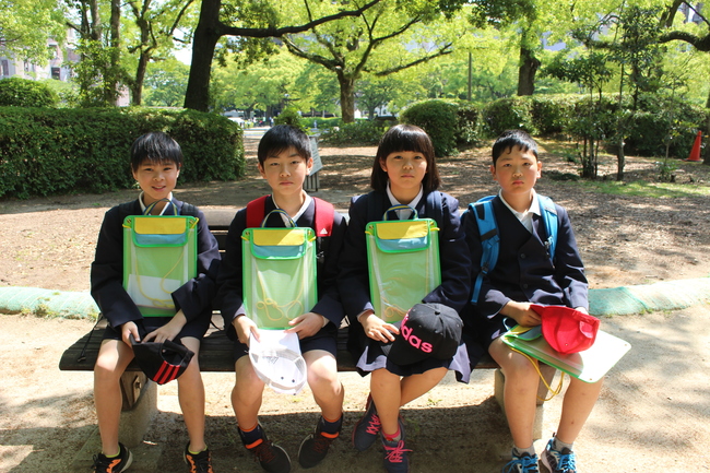 4人