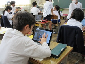 ２