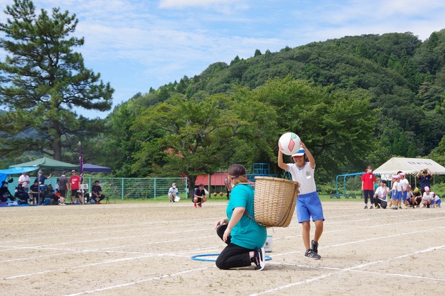青