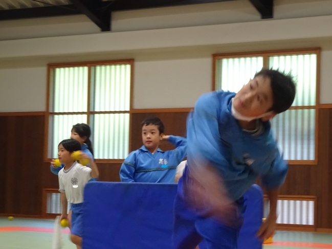 ス４
