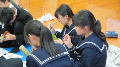 着色中