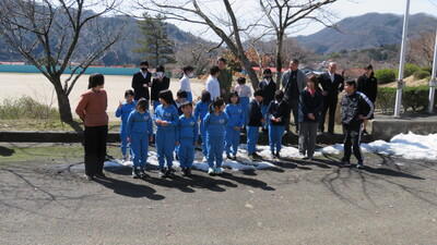 見送り小学生