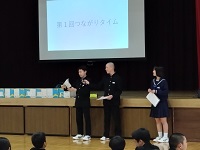 ７