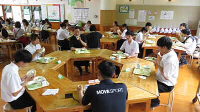 試食会中学
