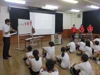 ４