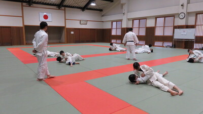 抑え込みゲーム