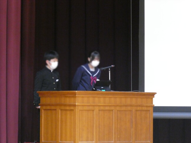 ４