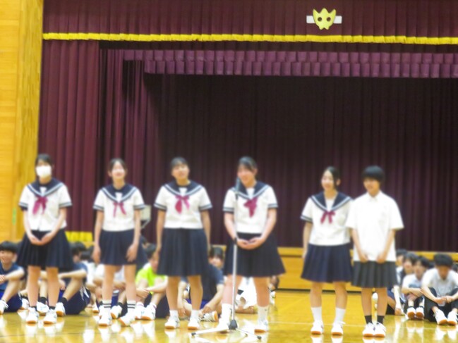 ９