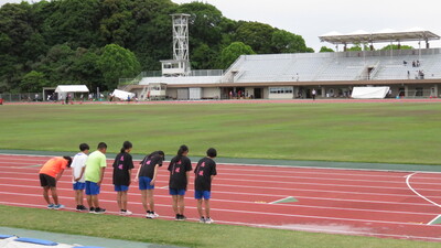 グラウンドへ