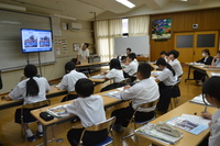 左から