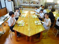 試食中